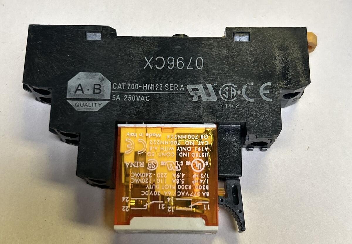 Used ALLEN BRADLEY,700-HN122,RELAY BASE W/ 700-HK32A1 RELAY LOT OF 7