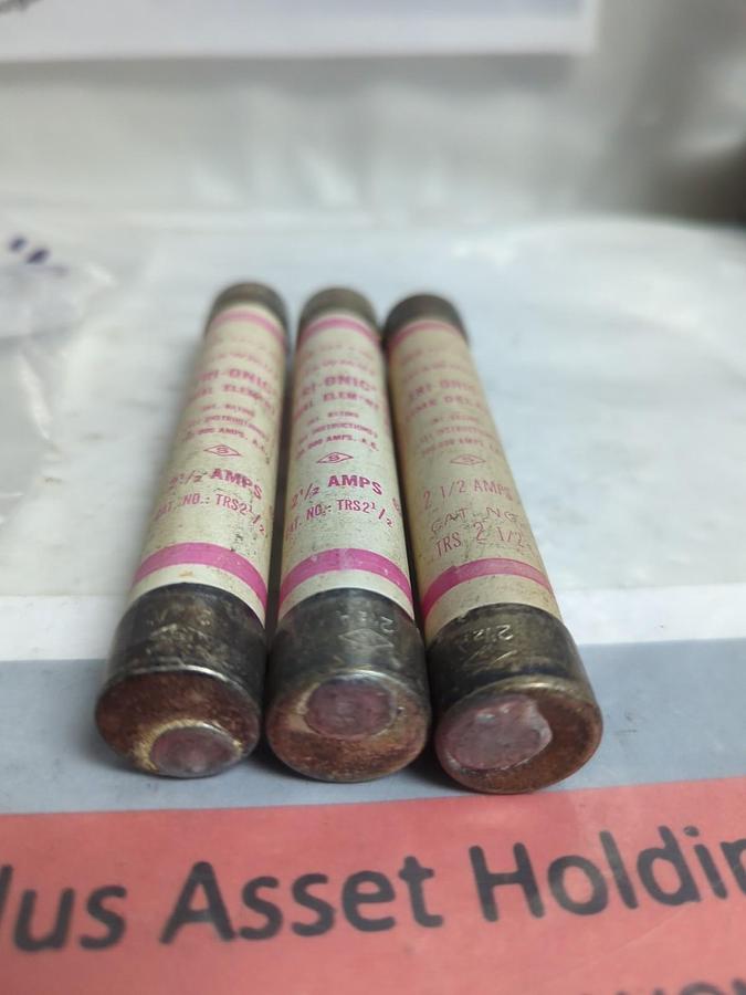 Used GOULD SHAWMUT,TRS2-1/2,TRI-ONIC 2-1/2 AMP FUSE LOT OF 3 PRE-OWNED