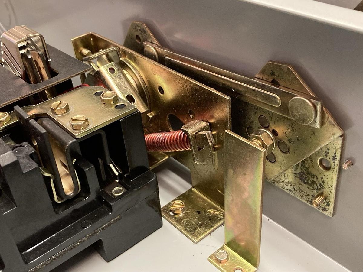 Used GE,TG3224,Fusible DISCONNECT Safety Switch 200A 240Vac Model: 8