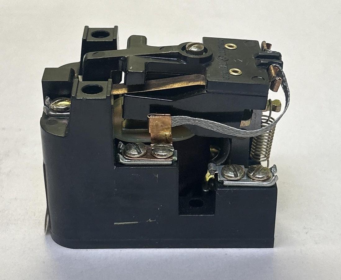 Used GENERAL ELECTRIC,CR2790E100J25,GENERAL PURPOSE RELAY 10A 300V