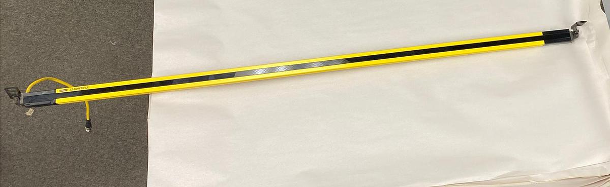 Used Banner,SLPE25-1110P8,Light Curtain Emitter 24 VDC Res 25mm Range: 0.1 to 7 m