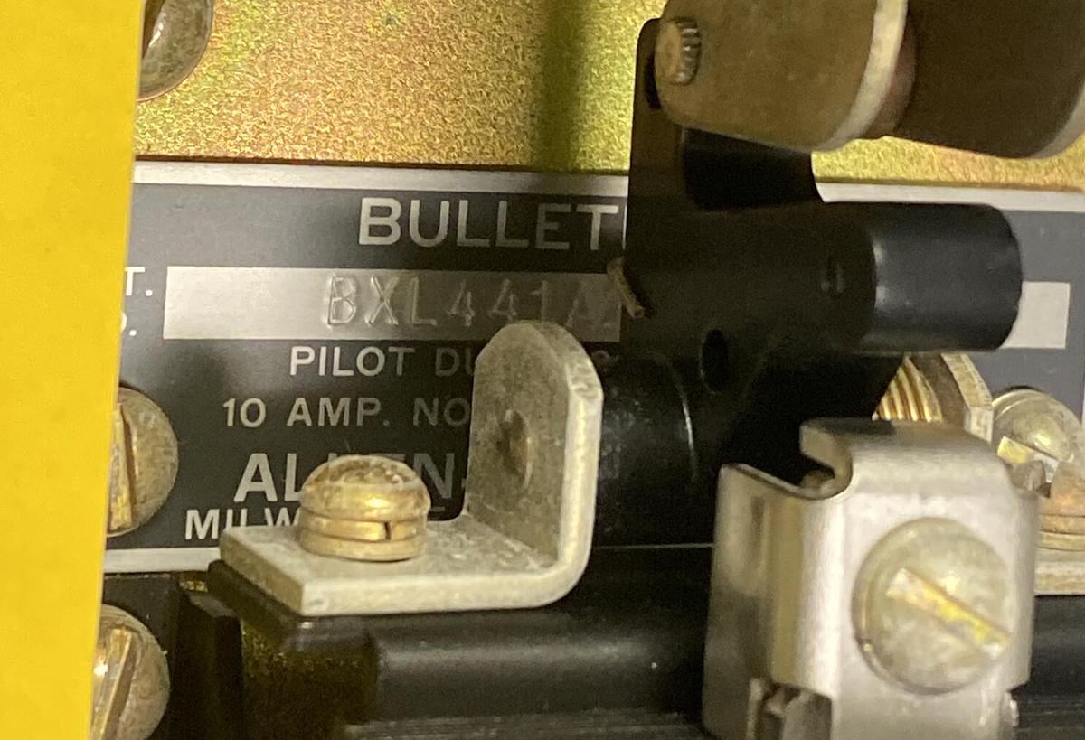 ALLEN BRADLEY,700-BXL441A1,SER A AC RELAY WITH ENNCLOSURE NEW NO BOX