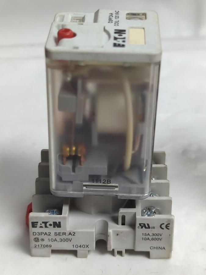 EATON,D3PF2AA,RELAY W/ D3PA2 SER A2 SOCKET 10A-300V 15A/300V 10A/600V LOT OF 2