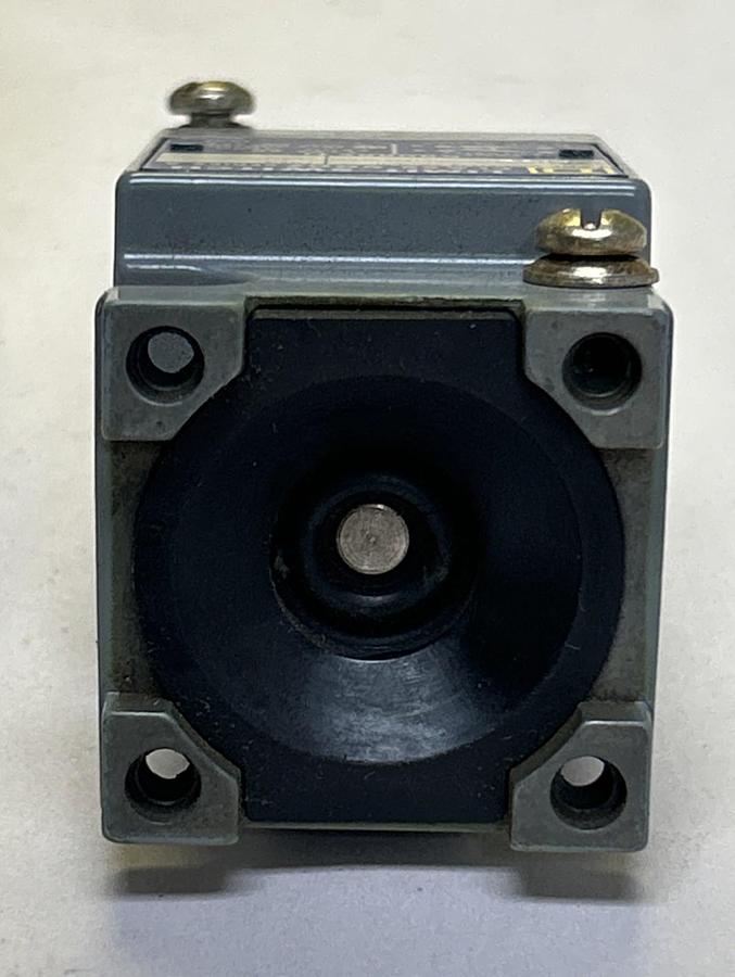 SQUARE D,9007C054,LIMIT SWITCH BODY ONLY NOS