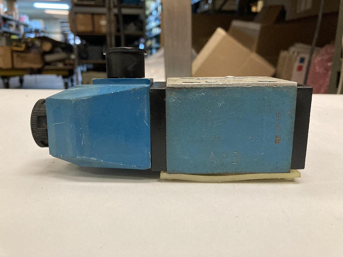 Used Eaton,DG4V-3S-2A-M-U-H5-60,Solenoid Operated Directional Valve