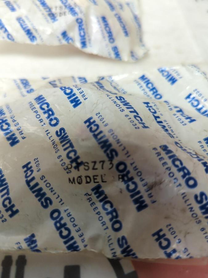 MICRO SWITCH,PTSZ73,WINGLEVER-SELECTOR RED LOT OF 2 NOS