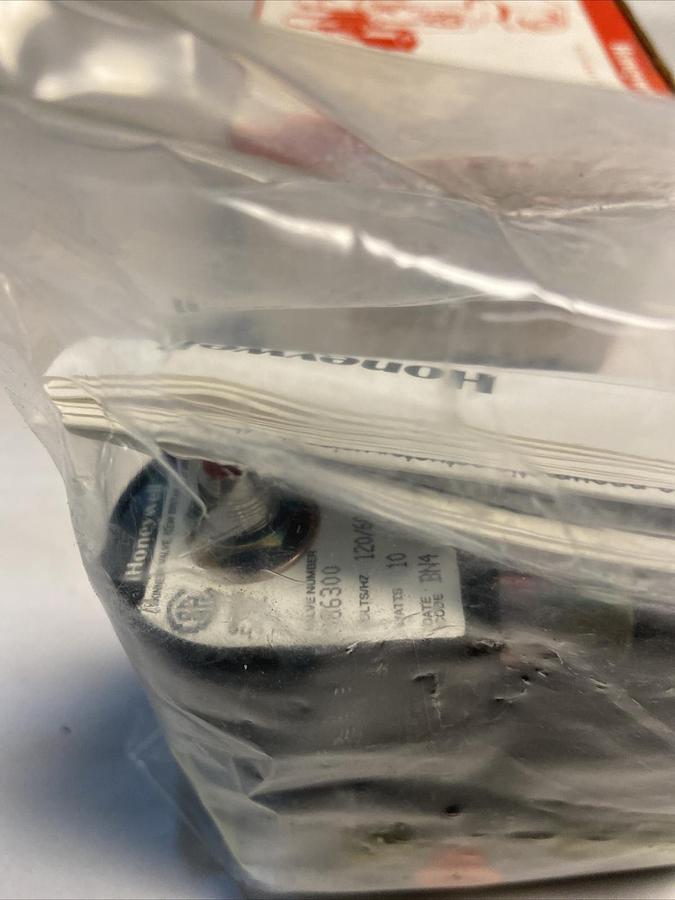 Used Honeywell,086300,Solenoid with 7341LAKDGNM0 Valve 1/8 IN 1/4 IN NPT 110/120V NOS