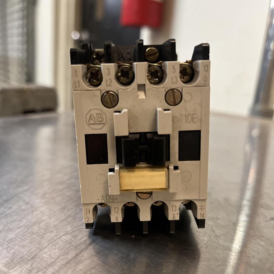 Used ALLEN BRADLEY,100-A09ND3,CONTACTOR 9A 3P 120V COIL