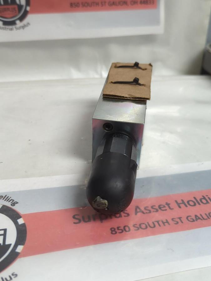 REXROTH,R900555772,DIRECTIONAL CONTROL VALVE HSZ 06 A106-3X/S100M00 NOS