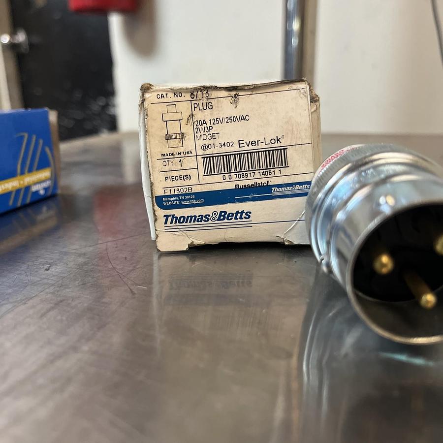 Thomas & Betts,8713,Russellstoll DuraTite Ever-Lok Locking Plug 20A 125/250v