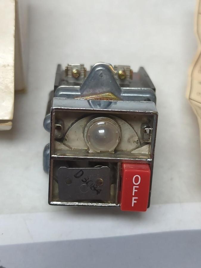 CUTLER-HAMMER,E30DG,COMPACT PUSHBUTTON OPERATOR W/ IND. LIGHT NOS