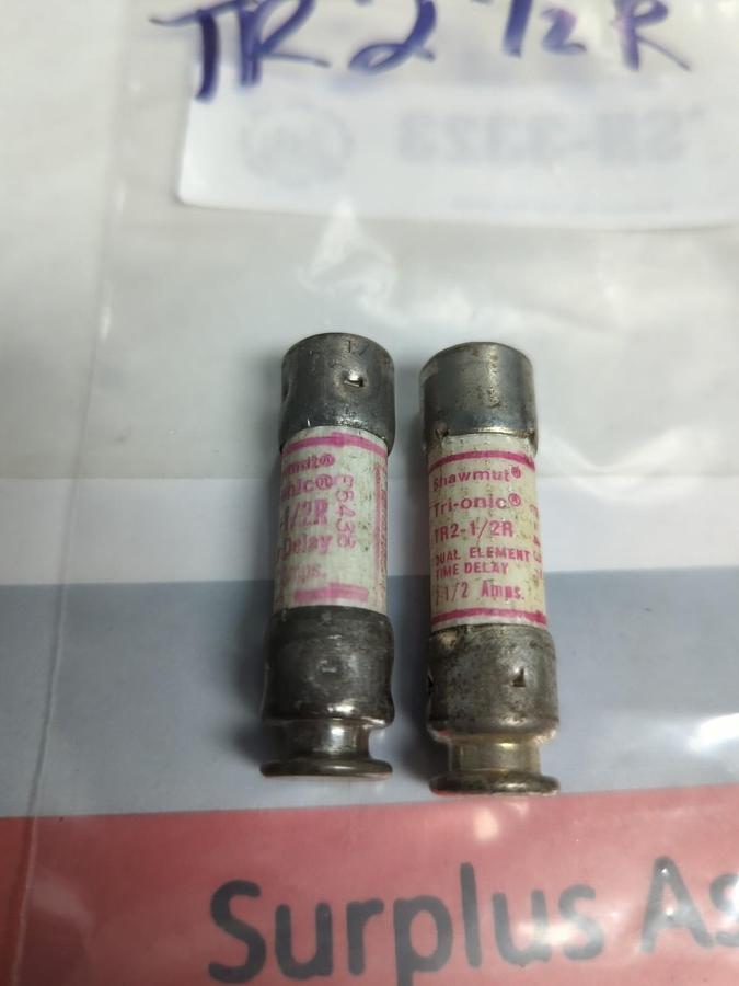 Used GOULD SHAWMUT,TR-2-1/2R,TRI-ONIC 2-1/2 AMP FUSE LOT OF 2 PRE-OWNED