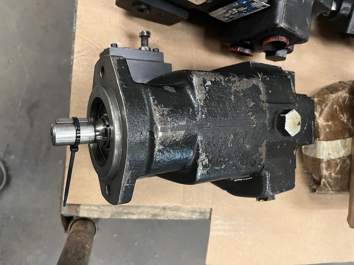 Used OIL GEAR,PVWH-10-RDAY-CNNN-TK-CP,HYDRAULIC PISTON PUMP