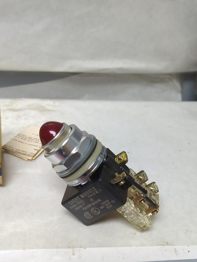 SQUARE D,9001-KT-1R6,PUSH BUTTON RED SERIES F 110/120V 50/60HZ NOS