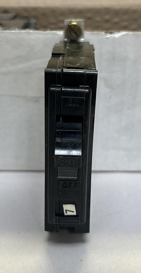 Used SQUARE D,QOB120,CIRCUIT BREAKER 20A 120/240V 1P LOT OF 8
