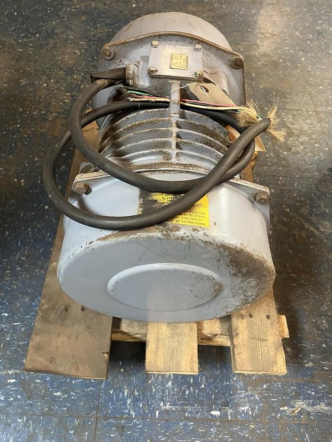 Used CLEVELAND VIBRATOR,RE-24-6B,VIBRATION MOTOR 3PH 460V 3.8A 1165RPM