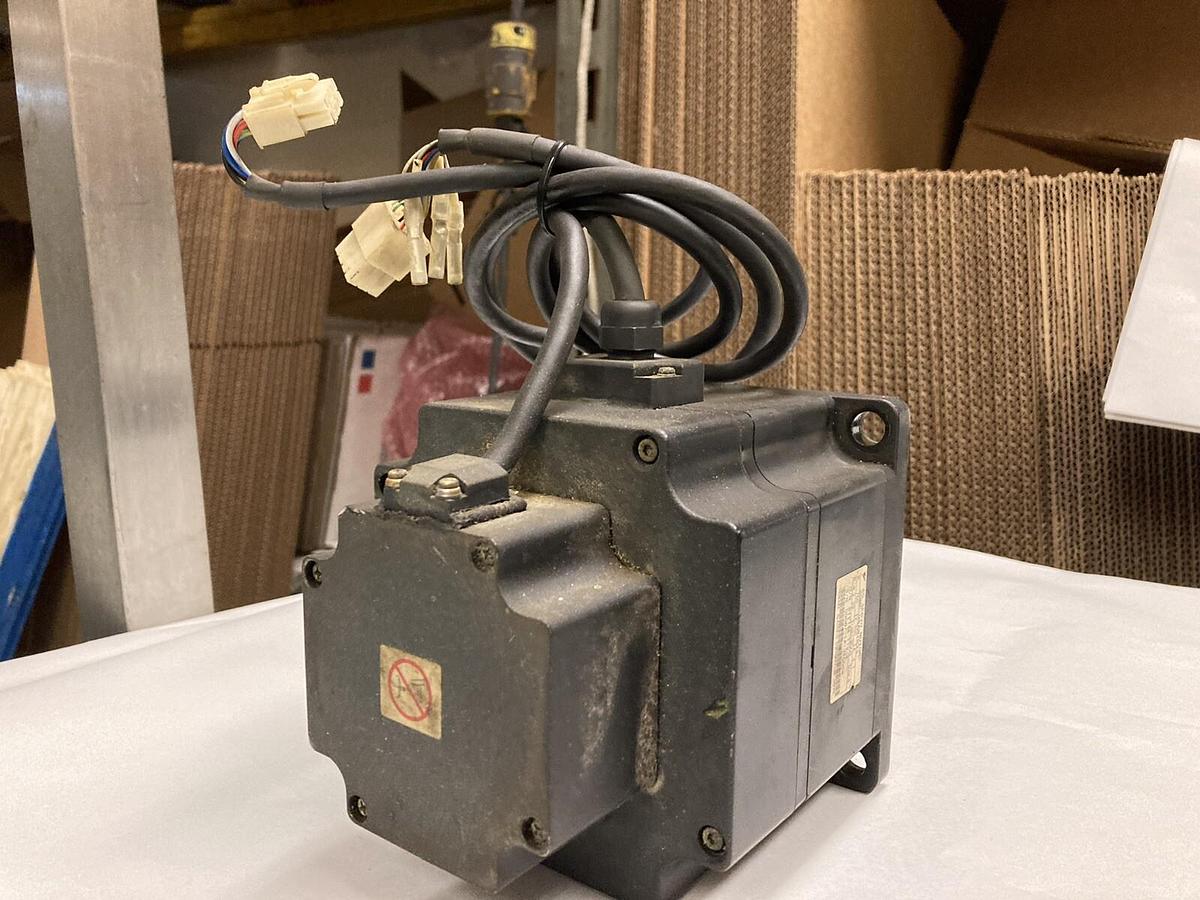 Used Yaskawa,SGMP-08AWYR33,Servo Motor 3000 r/min