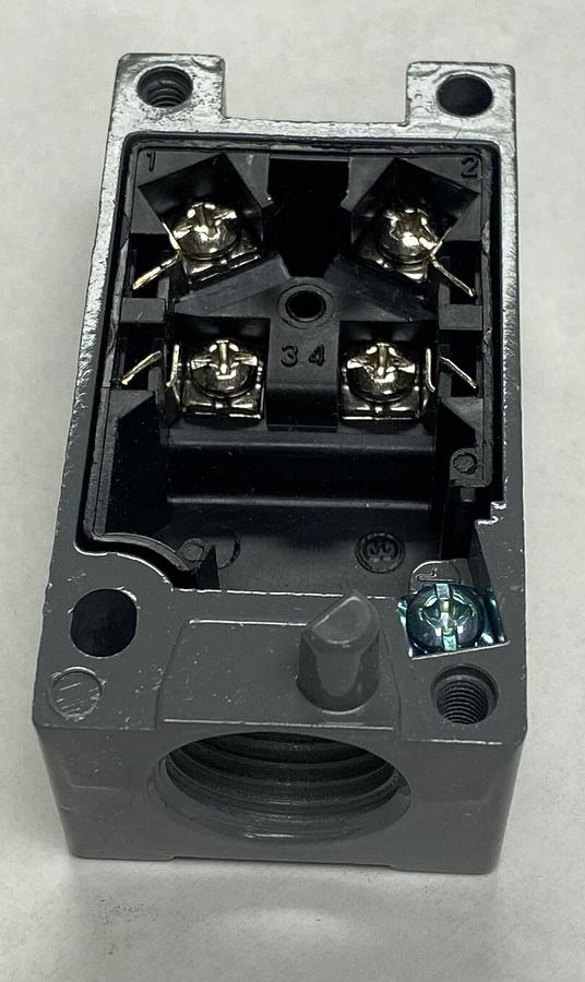 EATON,E51RC,LIMIT SWITCH RECEPTACLE LOT OF 2 NEW