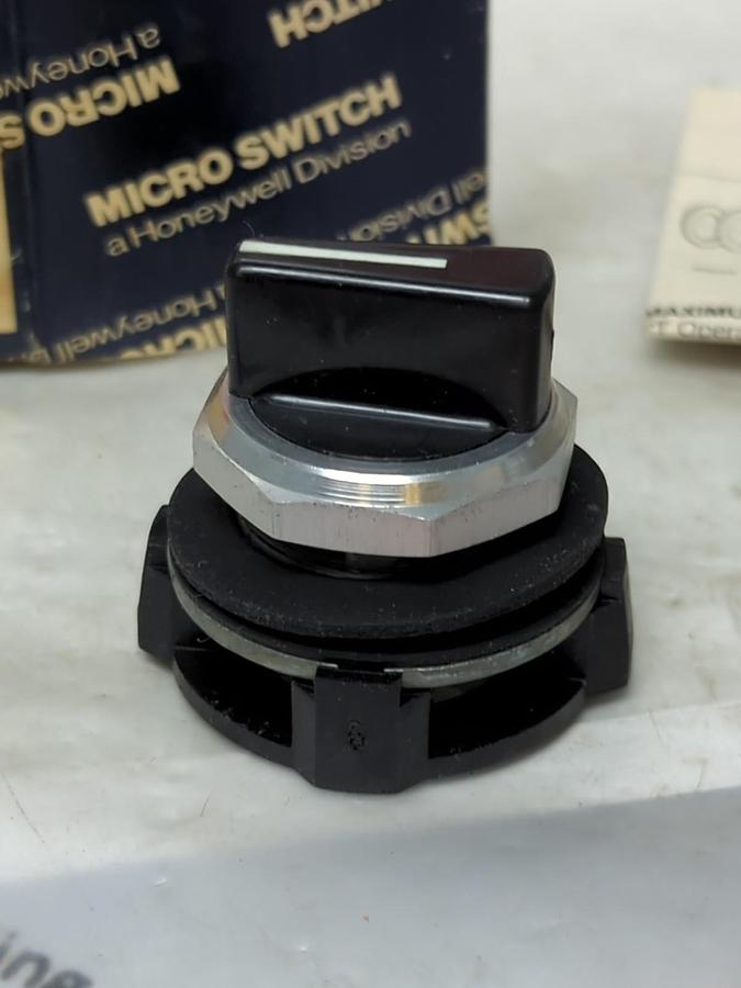 HONEYWELL MICRO SWITCH,PTSHA201,SELECTOR SWITCH SPRING RETURN 3-POSITION NOS