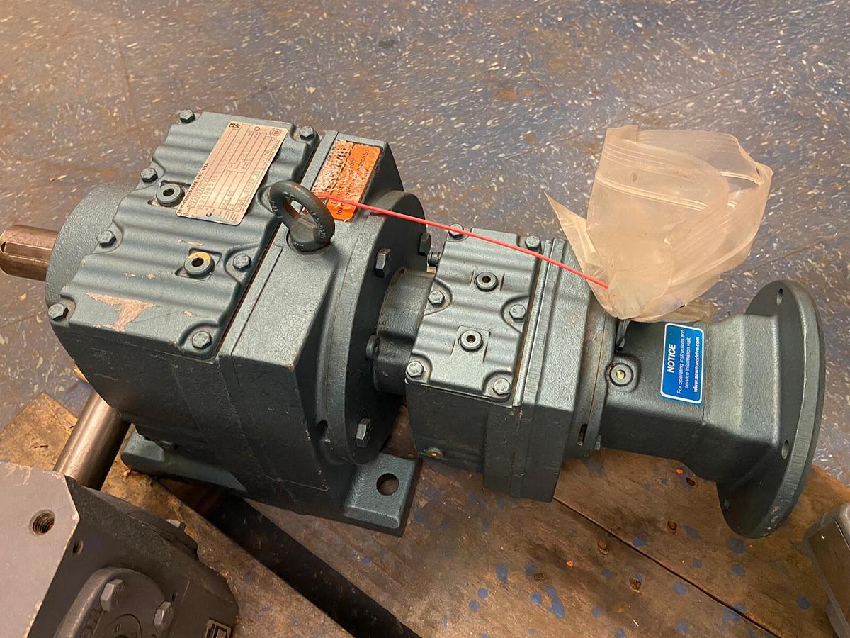SEW Eurodrive,R77R37AM143,Gear Reducer Ratio 646 Torque 7260