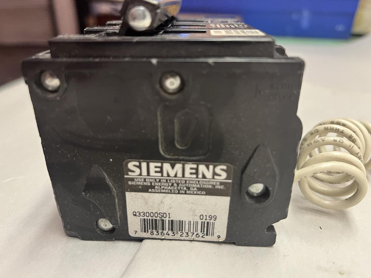 Used SIEMENS,Q33000S01,TYPE QP CIRCUIT BREAKER 30A 240V 3P 120V SHUNT TRIP