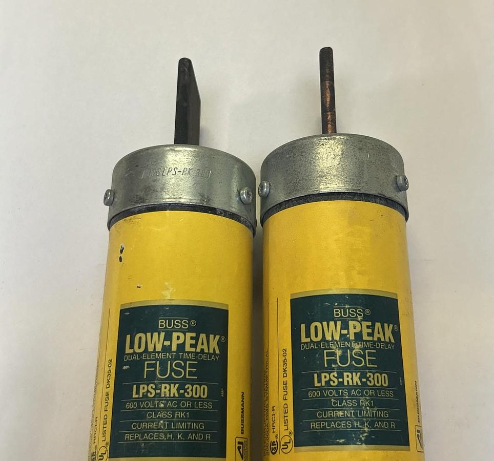 Used BUSSMANN,LPS-RK-300,LOW-PEAK FUSE 300A 600V LOT OF 2