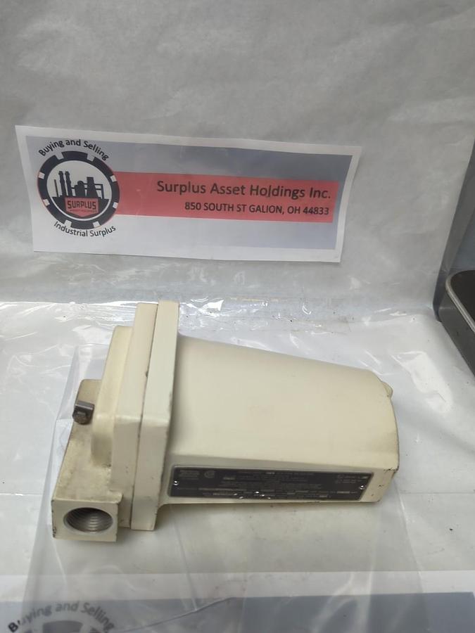 Used OMNIGUARD,652-10101,U/V FIRE DETECTOR 24VDC 18-32V NEMA 4 PRE-OWNED