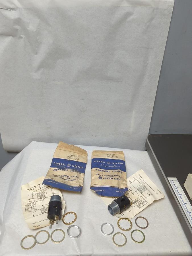 GENERAL ELECTRIC,CR103HD1,INDICATING LIGHT SOCKET 1 INCH DIAM 125V LOT OF 2 NOS