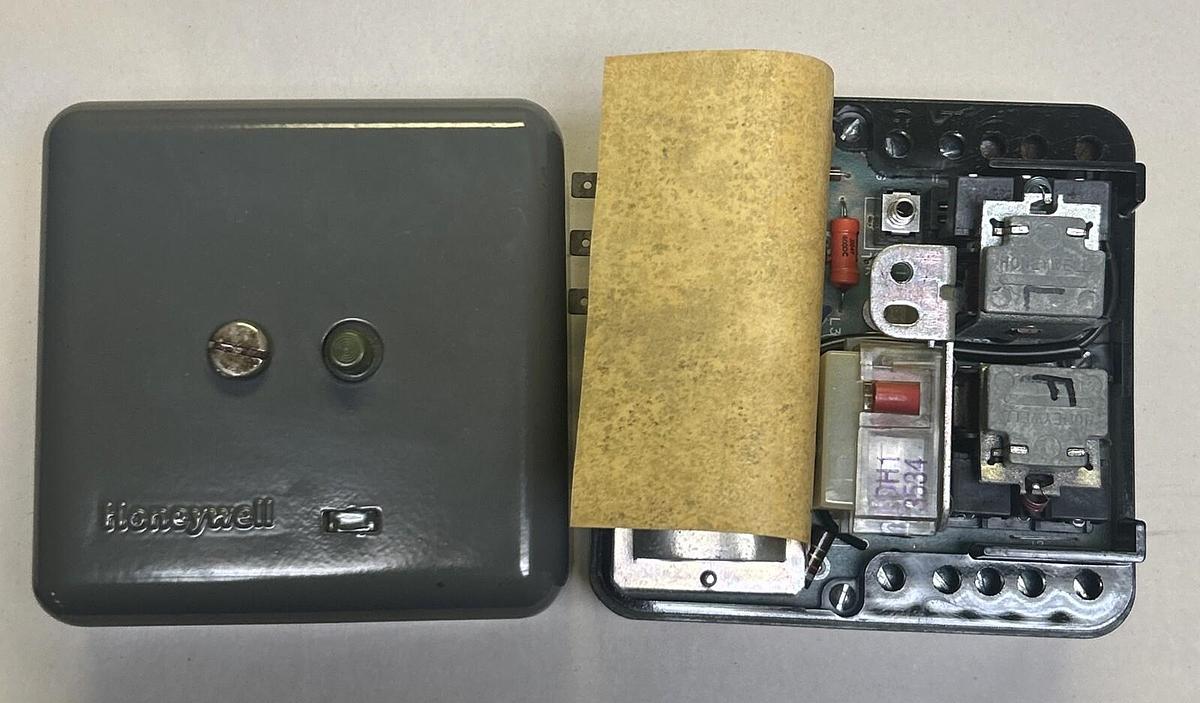 Used HONEYWELL,RA890F-1478,FLAME CONTROL SAFETY RELAY