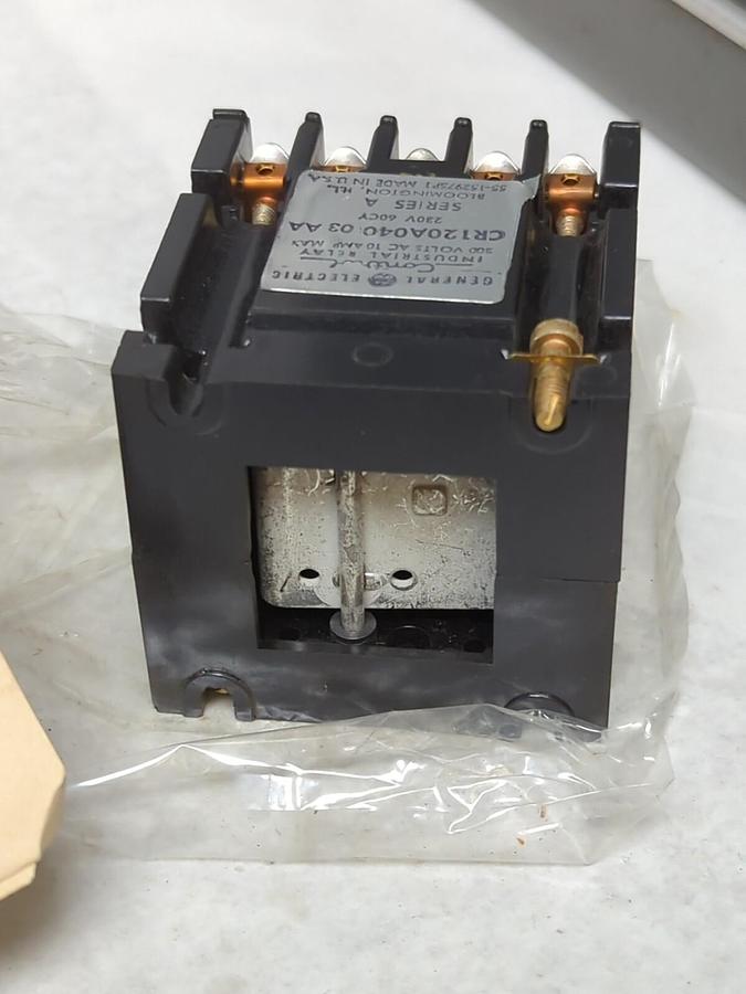 GENERAL ELECTRIC,CR120A04003AA,RELAY 300V NOS