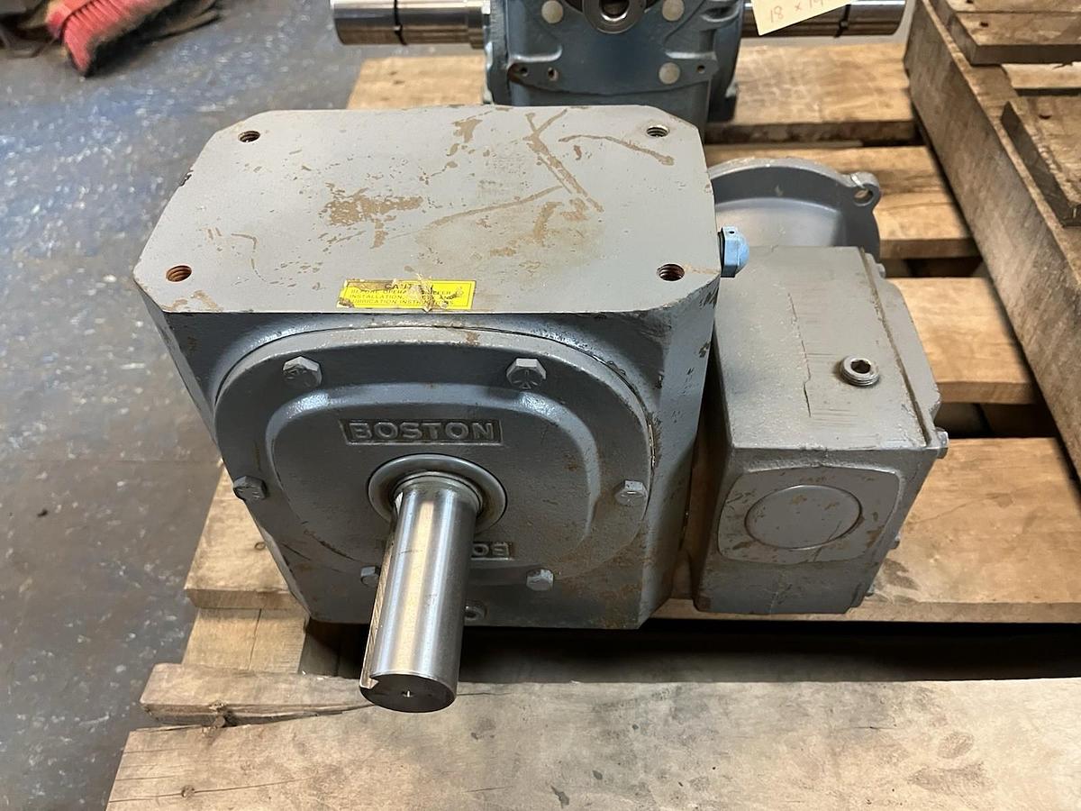 Used BOSTON GEAR,FWA732-900-B5-G,GEAR SPEED REDUCER RATIO 900 .28HP