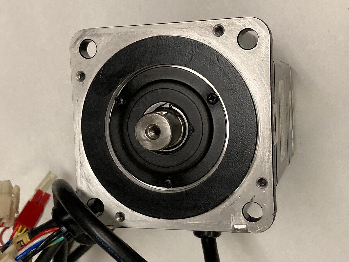 Used Yaskawa,SGMPH-04A1A-YR61,AC Servo Motor 400W  200V 2.6A 3000RPM