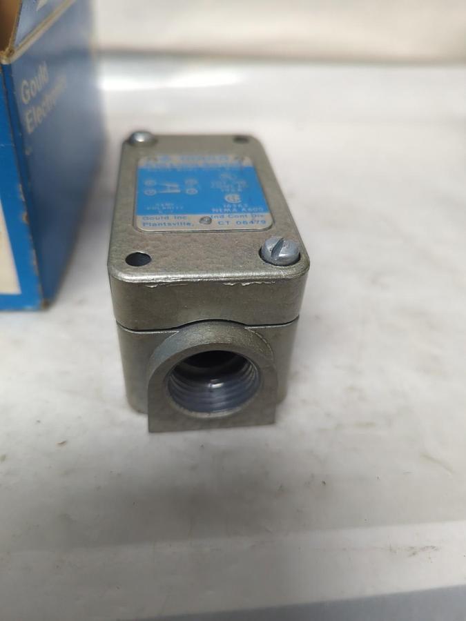 GOULD,K102/K10R,LIMIT SWITCH 2W883 NOS