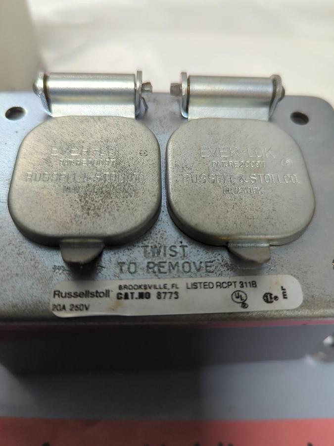 THOMAS & BETTS,8773,RECEPTACLE 20A 250VAC 2W3P NOS