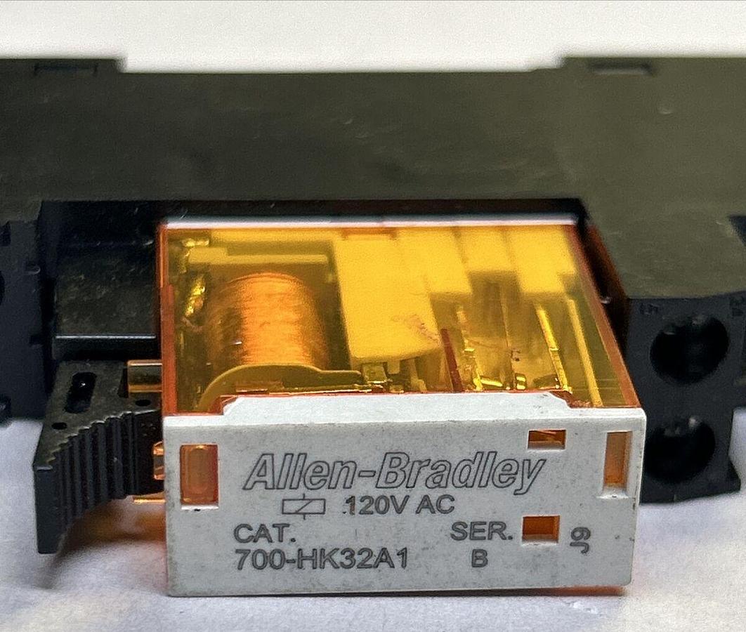 Used ALLEN BRADLEY,700-HN122,RELAY BASE W/ 700-HK32A1 RELAY LOT OF 7
