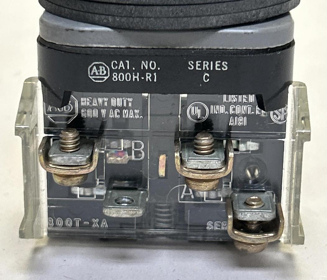 Used ALLEN BRADLEY,800H-R1,GREEN PUSH BUTTON