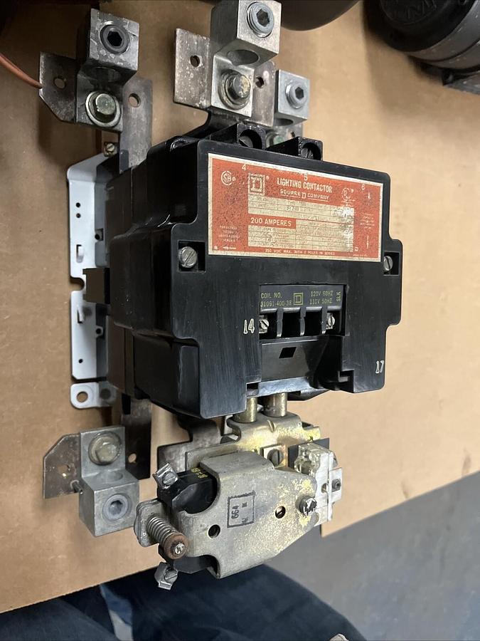 Used SQUARE D,8903-SVO11,LIGHTING CONTACTOR 200A 600V COIL 120V