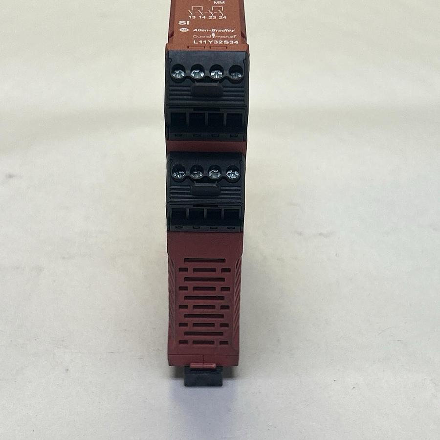 Used ALLEN BRADLEY,440R-S12R2,SAFETY RELAY MODULE