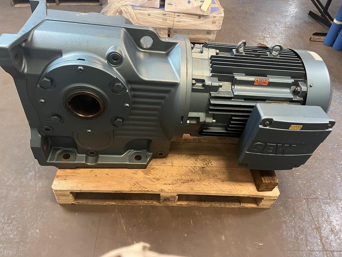 Used SEW EURODRIVE,KA157TDV280S4,GEARMOTOR RATIO 27.62 100HP 1780RPM