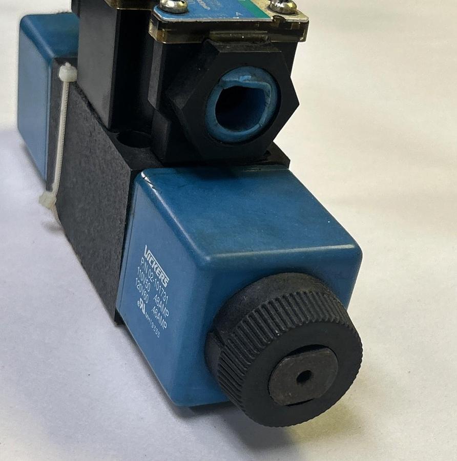 Used VICKERS,DG4V-3S-2C-M-FTWL-B5-60,HYDRAULIC DIRECTIONAL CONTROL SOLENOID VALVE