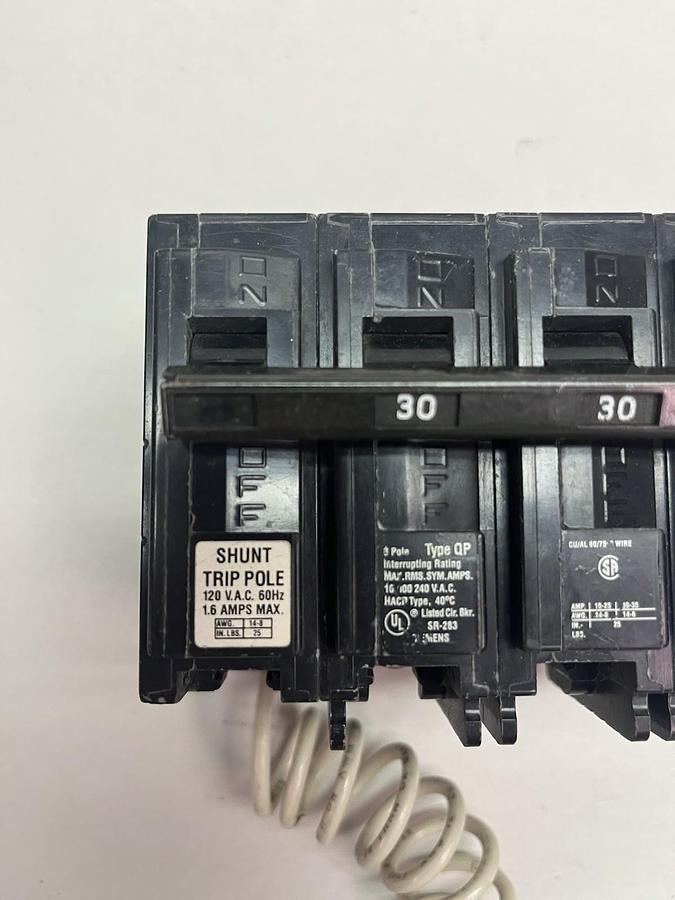Used SIEMENS,Q33000S01,TYPE QP CIRCUIT BREAKER 30A 240V 3P 120V SHUNT TRIP