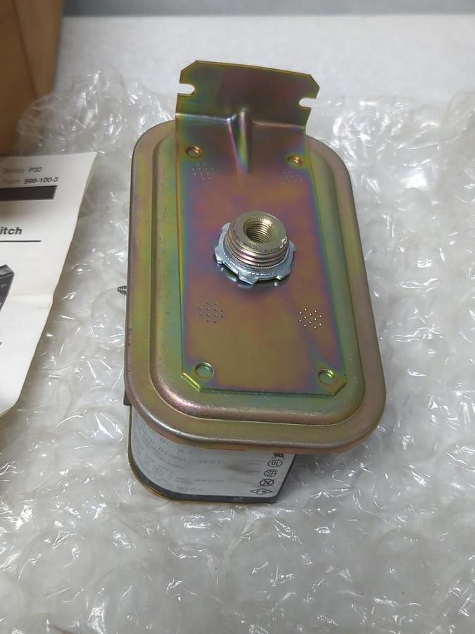 JOHNSON CONTROLS,P32AC-1C,SENSITIVE DIFFERENTIAL PRESSURE SWITCH 0.15 TO 12 IN.