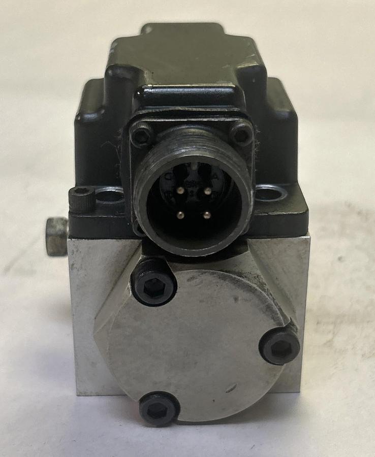 Used VICKERS,SM4-10(5)19-80/40-10,689875 SERVO VALVE