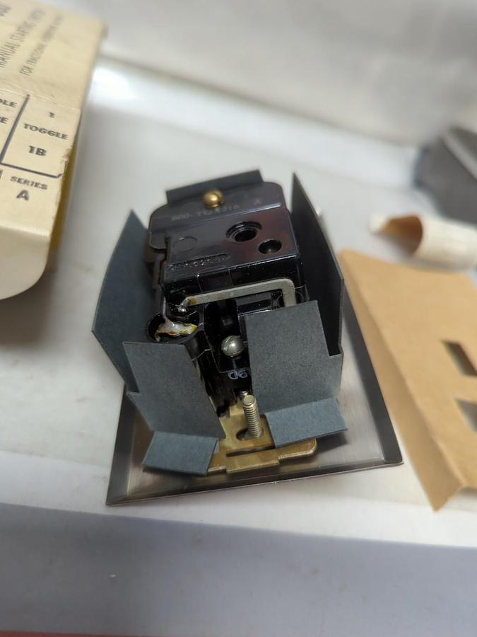 ALLEN-BRADLEY,600-TQX216,MANUAL STARTING SWITCH 1-POLE WITH NEON PILOT LIGHT NOS