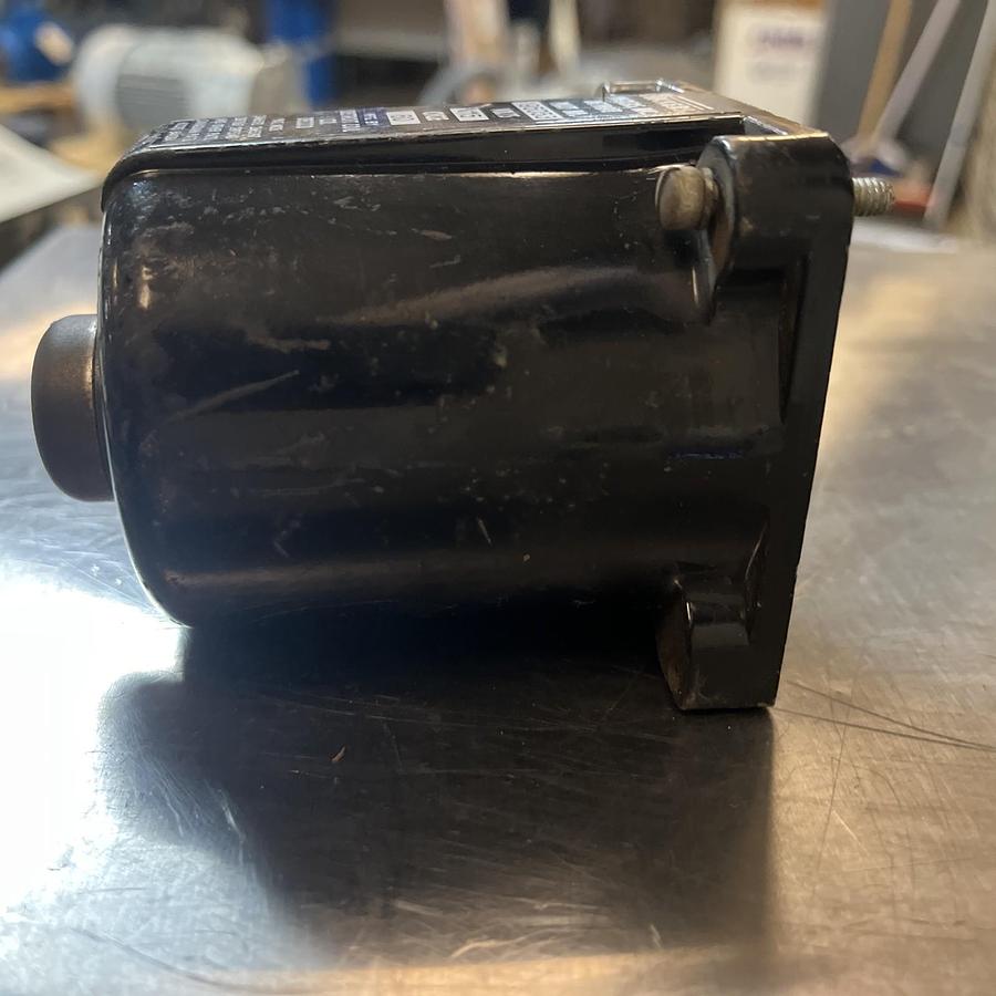 Used VICKERS DECCO,195053,OIL IMMERSED SOLENOID 115V 60Hz