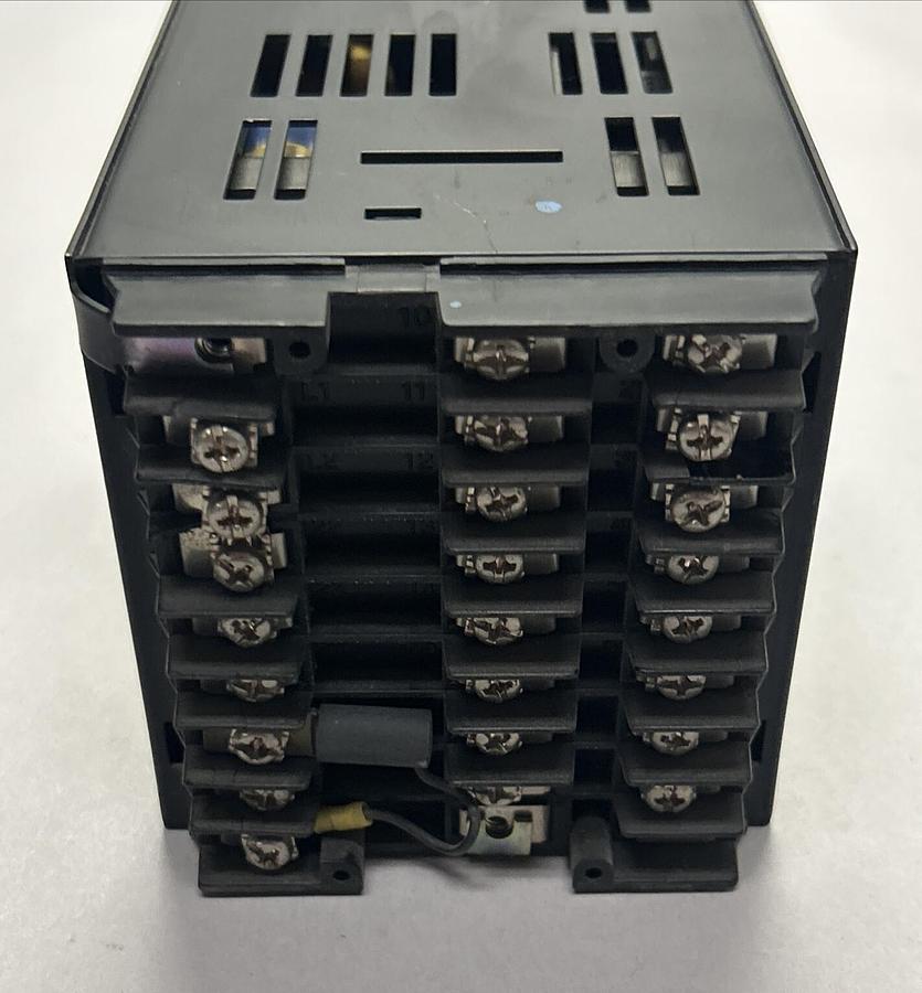 Used HONEYWELL,DC330L-E0-000-10-000000-00-0,TEMPERATURE CONTROLLER