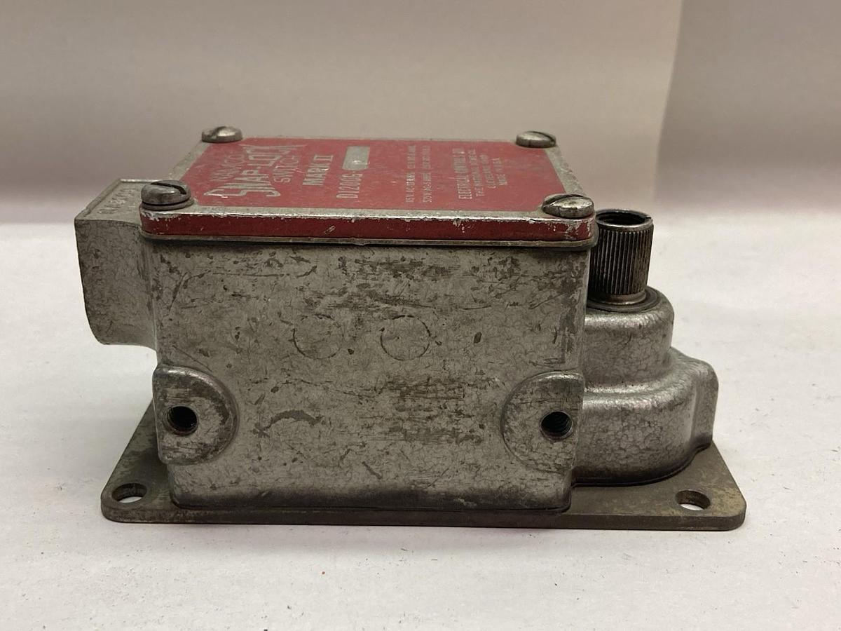 Used Namco,DI200G-2,Snap-Lock Mark II Switch 115Vac 125Vdc