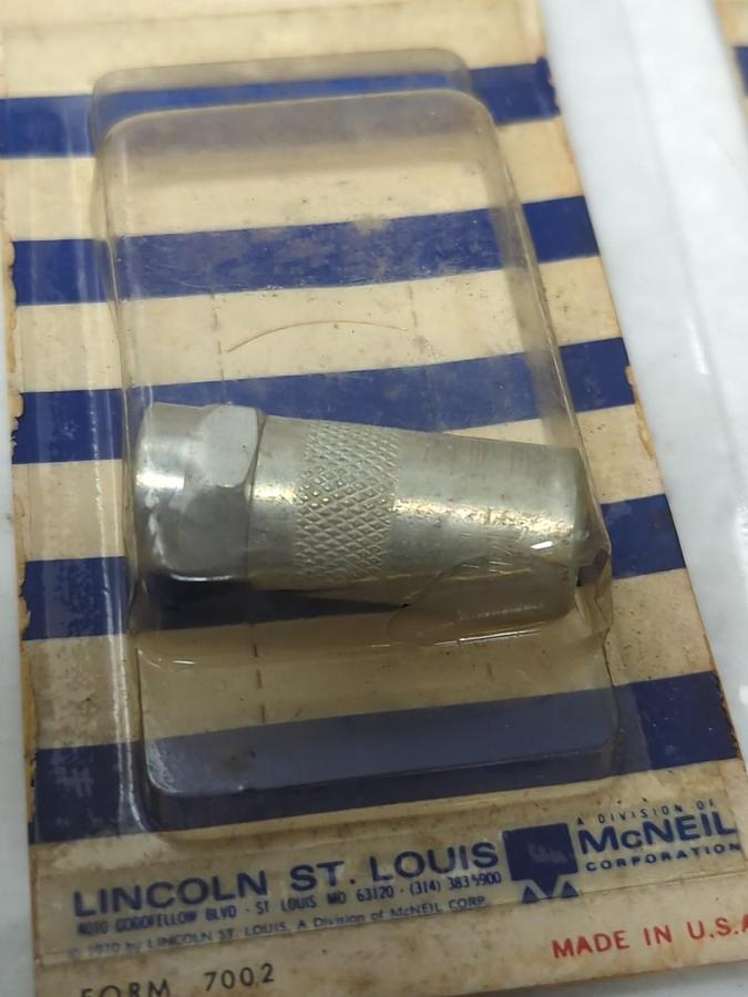 LINCOLN,5852,HYDRAULIC COUPLER W/ BALL CHECK 1/8 IN NPT FEMALE LOT OF 7 NOS