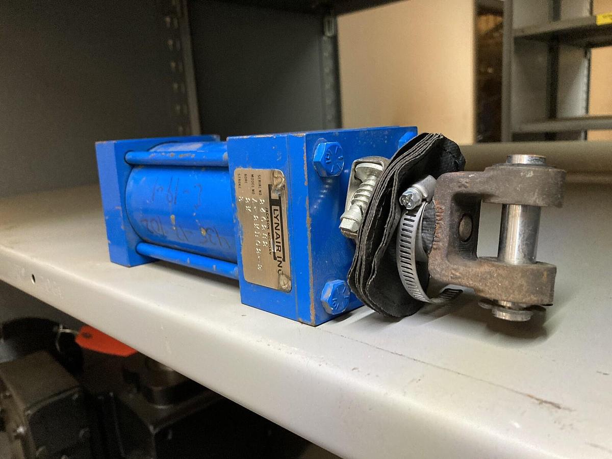 Used Lynair,A-2-1/4B02-3,Pneumatic Cylinder Bore 2 1/4 Stroke 3