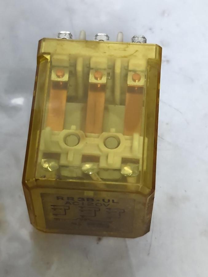 Used IDEC,RR3B-UL,RELAY 10 AMP LOT OF 4 PRE-OWNED